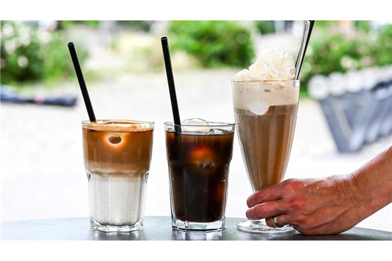 Iced Latte, Iced Coffee (also Kaffee mit Eiswürfeln) und klassischer Eiskaffee mit Vanilleeis und Sahne - präsentiert in einem Berliner Café.