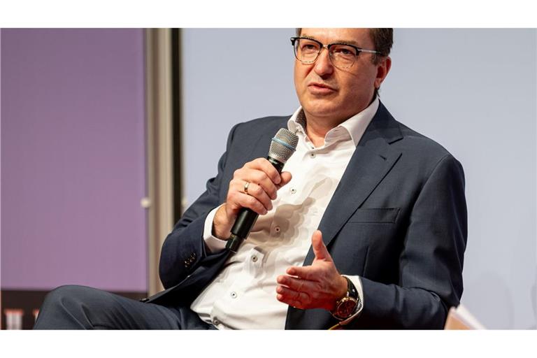 "Ich bin nicht bereit, auf reguläre Aufnahmeverfahren, ich bin nicht bereit, auf Sicherheitsüberprüfungen zu verzichten", sagte Dobrindt.