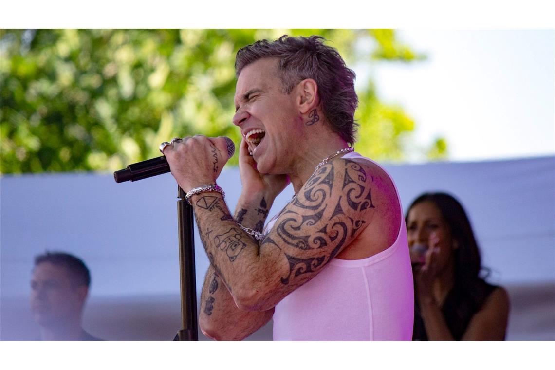 "Ich freue mich schon jetzt darauf, diesen Song in den kommenden Jahren bei einigen meiner Lieblingsturniere live zu performen", sagt Robbie Williams über die Fifa-Hymne "Desire". (Archivbild)