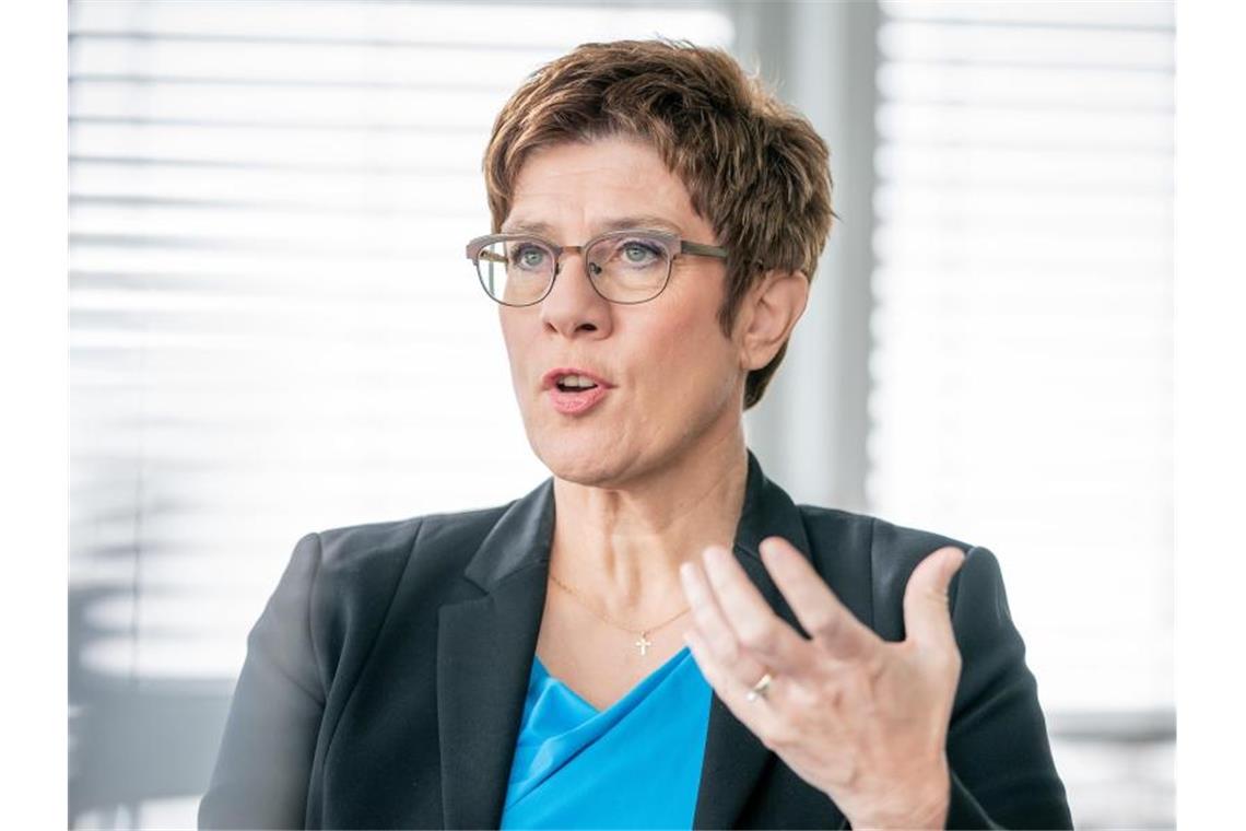 „Ich gehe davon aus, dass jemand, der sich als CDU-Vorsitzender aufstellen lässt, dass auch tut, um Kanzlerkandidat zu werden“, sagt Kramp-Karrenbauer. Foto: Michael Kappeler/dpa