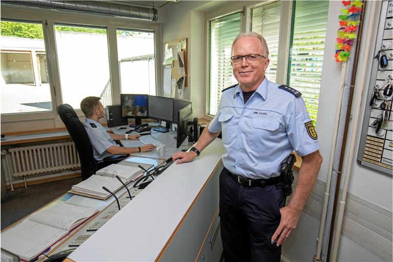 „Ich gehe mit gemischten Gefühlen“, sagt Revierleiter Ulli Eder. Einerseits freut er sich auf den Ruhestand, andererseits fällt es ihm schwer, mitten in der Coronakrise von Bord zu gehen. Foto: A. Becher