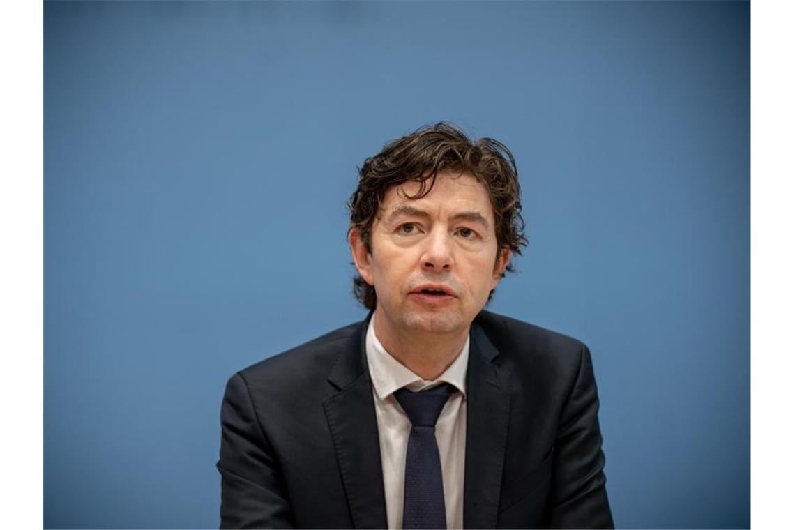 Drosten: Situation ist sehr ernst und sehr kompliziert „Ich glaube, es wird nicht ohne einen neuen Lockdown gehen, um diese Dynamik, die sich jetzt ohne jeden Zweifel eingestellt hat, noch einmal zu verzögern“, sagt Christian Drosten. Foto: Michael Kappeler/dpa/Archiv
