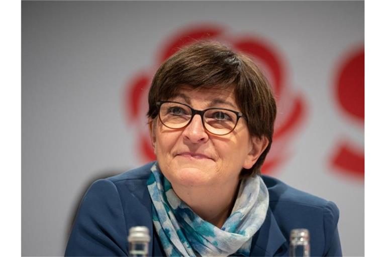 „Ich habe die klare Erwartung, dass wir heute im Koalitionsausschuss über eine Neuauflage des Kinderbonus sprechen“, sagt Saskia Esken. Foto: Sebastian Gollnow/dpa