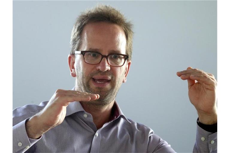 „Ich halte die Vorkassezahlungen für antiquiert, für nicht mehr verantwortbar im Flug- und Reisebereich“, sagt Klaus Müller. Foto: Wolfgang Kumm/dpa