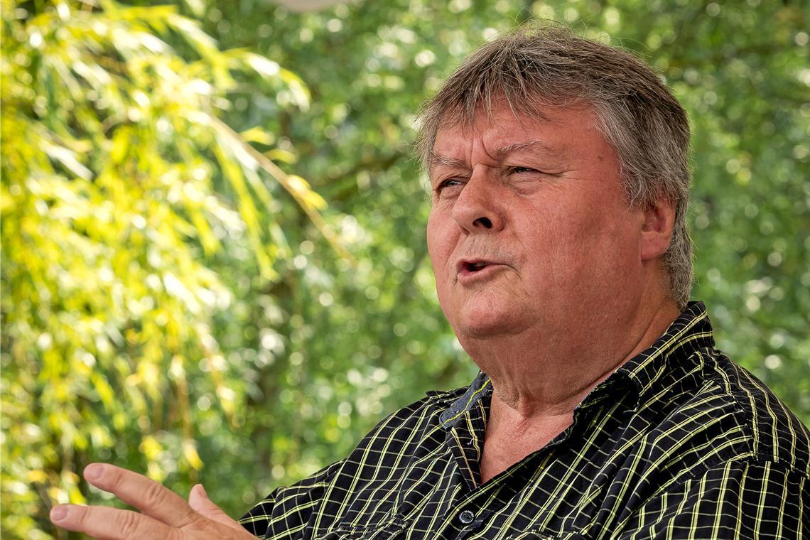 „Ich interessiere mich für alles, das ist mein Problem“, sagt der in Leutenbach lebende Autor Jürgen Seibold. Die tägliche Zeitungslektüre ist für ihn daher Pflicht. Foto: Alexander Becher
