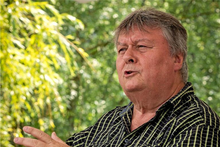 „Ich interessiere mich für alles, das ist mein Problem“, sagt der in Leutenbach lebende Autor Jürgen Seibold. Die tägliche Zeitungslektüre ist für ihn daher Pflicht. Foto: Alexander Becher