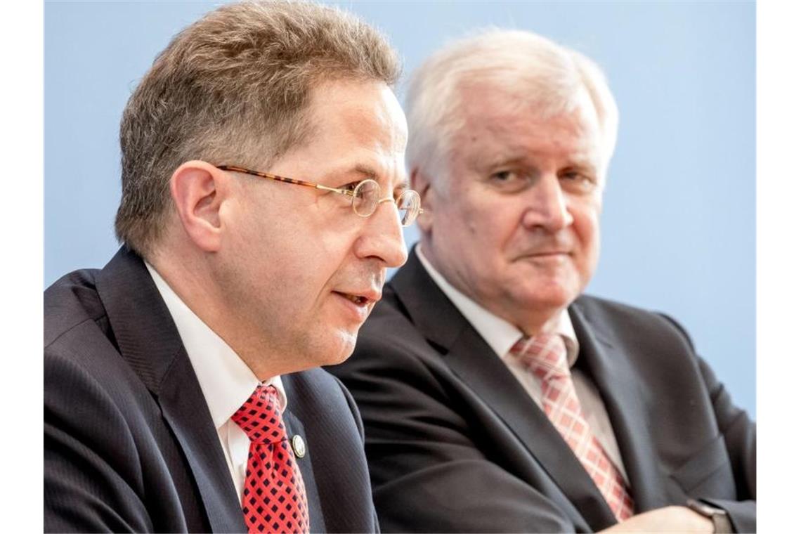 Seehofer zweifelt nicht an Maaßens demokratischer Gesinnung „Ich kann nur sagen, ich war mit seiner Arbeit sehr zufrieden“, sagt Horst Seehofer (rechts) rückblickend über die Arbeit von Hans-Georg Maaßen an der Spitze des Verfassungsschutzes. Foto: Michael Kappeler/dpa