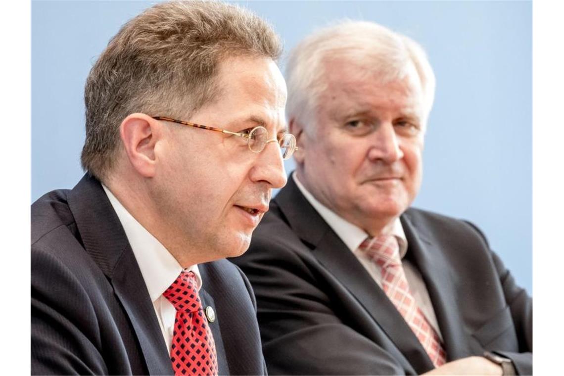 „Ich kann nur sagen, ich war mit seiner Arbeit sehr zufrieden“, sagt Horst Seehofer (rechts) rückblickend über die Arbeit von Hans-Georg Maaßen an der Spitze des Verfassungsschutzes. Foto: Michael Kappeler/dpa