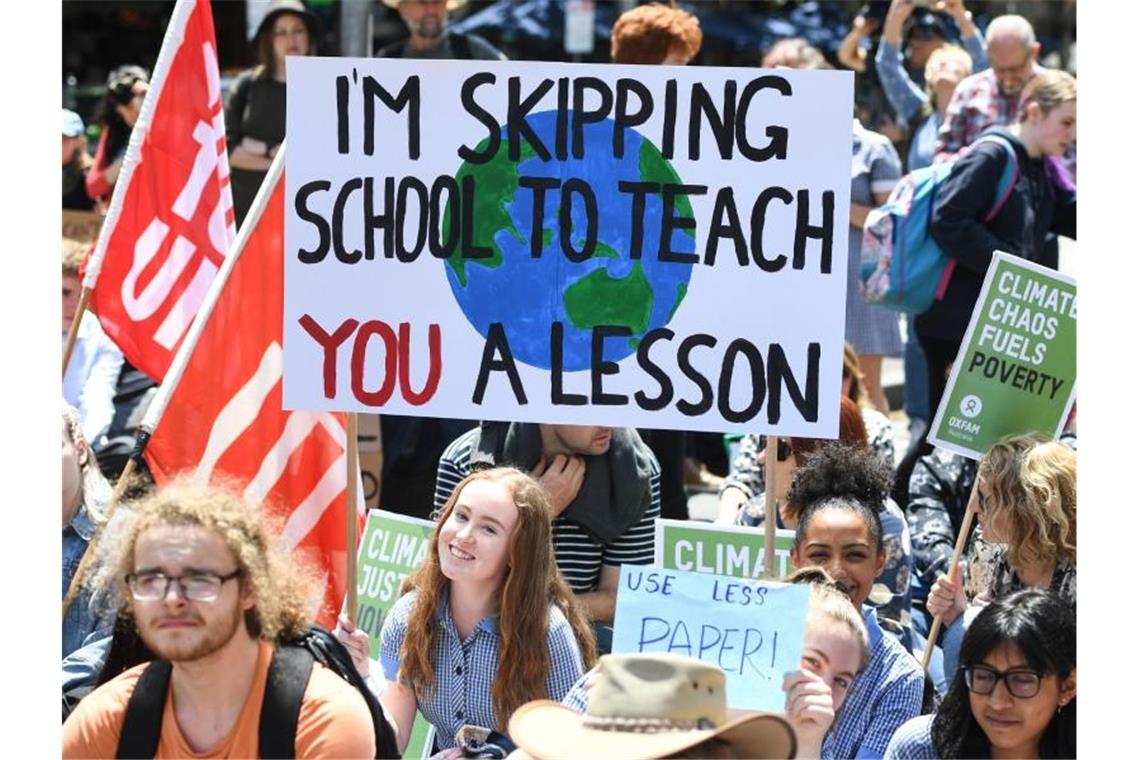 „Ich lasse die Schule ausfallen, um Euch eine Lektion zu erteilen“: Schüler demonstrieren in Melbourne. Foto: Erik Anderson/AAP/dpa