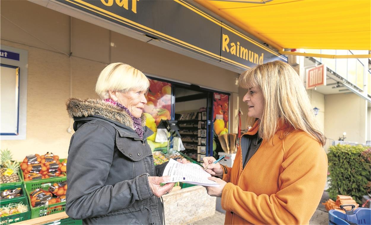 „Ich möchte, dass der Nah-und-gut-Markt von Marcus und Cornelia Raimund in Althütte bestehen bleibt“: Diesen formulierten Wunsch unterzeichneten 867 Bürger. Claudia Maier (links) hatte die Unterschriftenaktion initiiert und in Petra Schweitzer eine Mitstreiterin gefunden. Foto: A. Becher