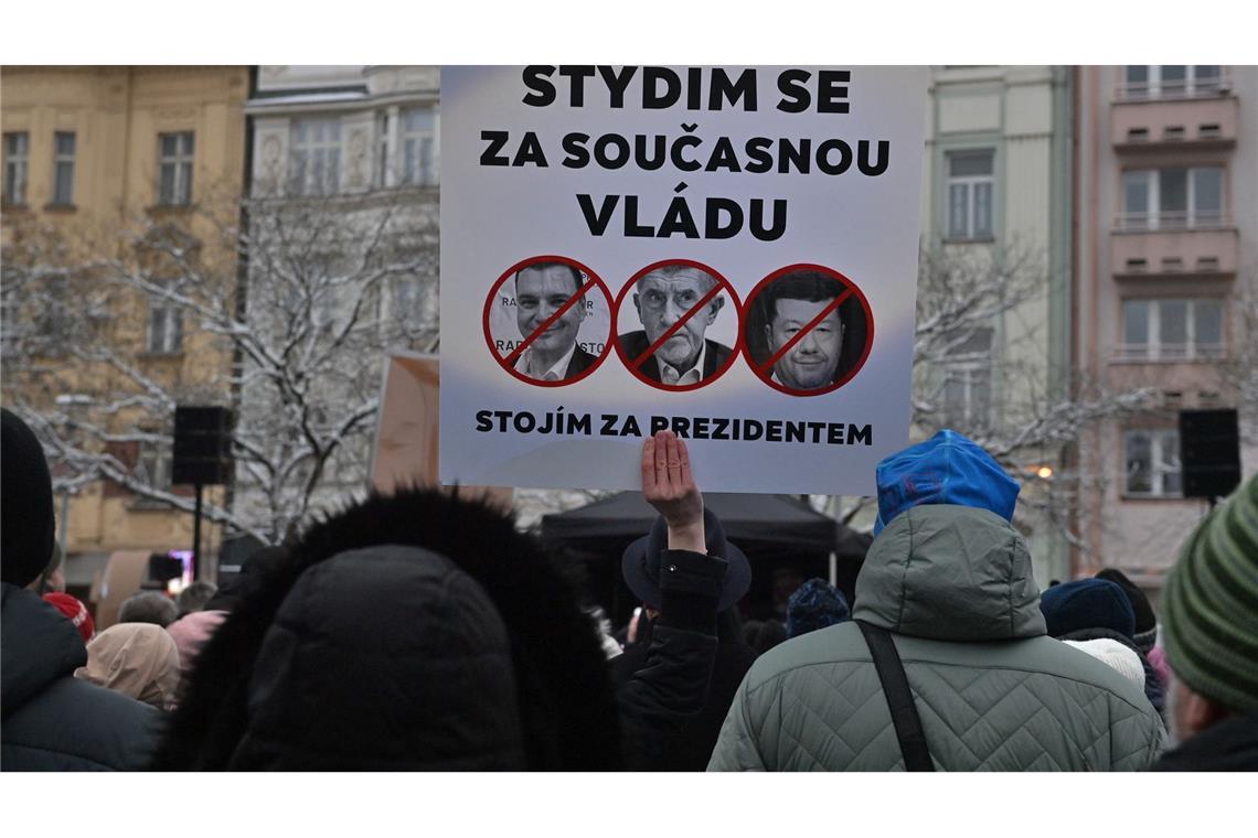 "Ich schäme mich für die gegenwärtige Regierung", steht auf diesem Transparent. In ganz Tschechien demonstrierten Tausende für Präsident Pavel in seinem Machtkampf gegen eine rechtspopulistische Regierungspartei.