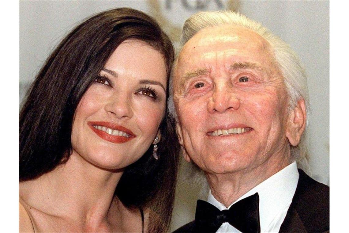 Hollywood-Legende Kirk Douglas gestorben „Ich vermisse Dich jetzt schon“, schrieb Catherine Zeta-Jones auf Instagram. Foto: Gerard Burkhart/dpa