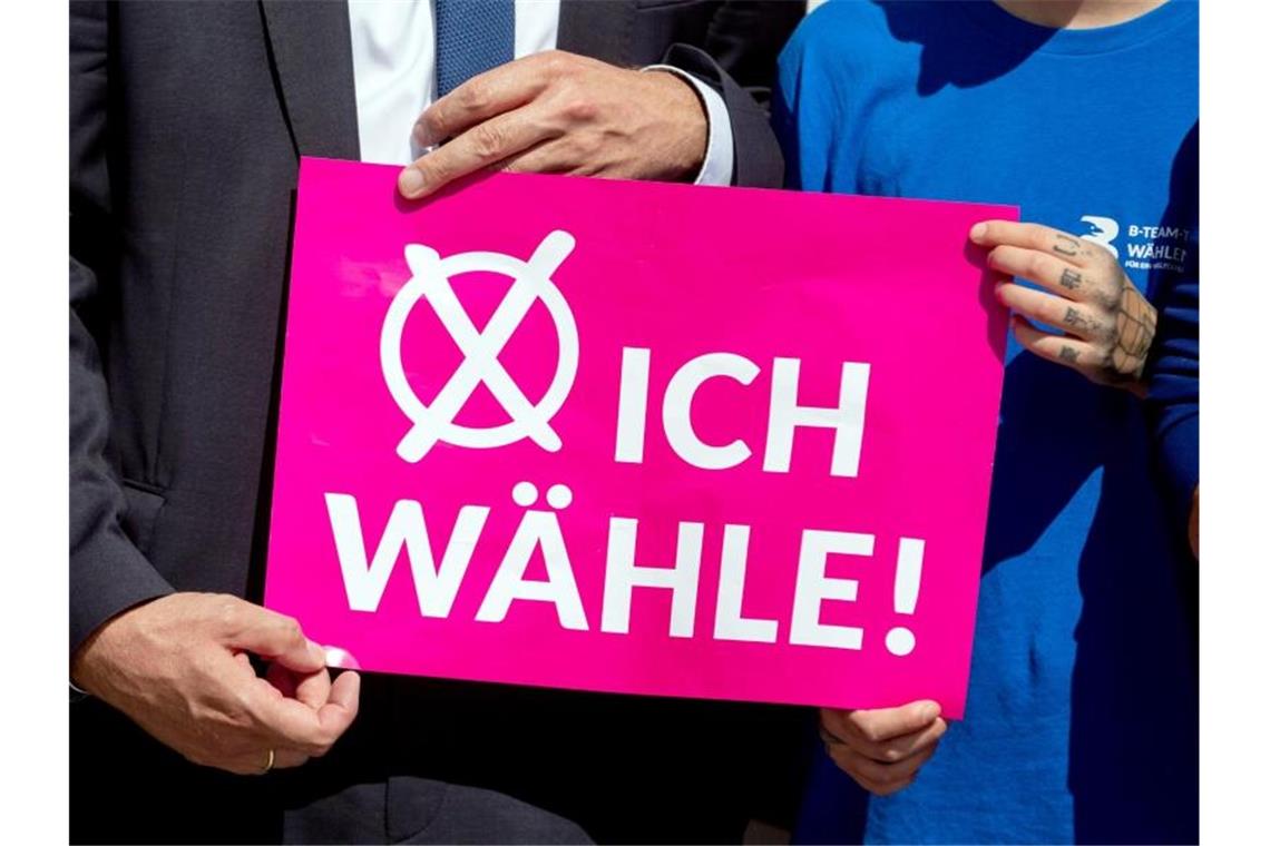 „Ich-wähle" steht auf einem Plakat bei der Verabschiedung der diesjährigen „B-Team-Tour" am Fortunaportal des Landtages von Brandenburg. Foto: Christoph Soeder