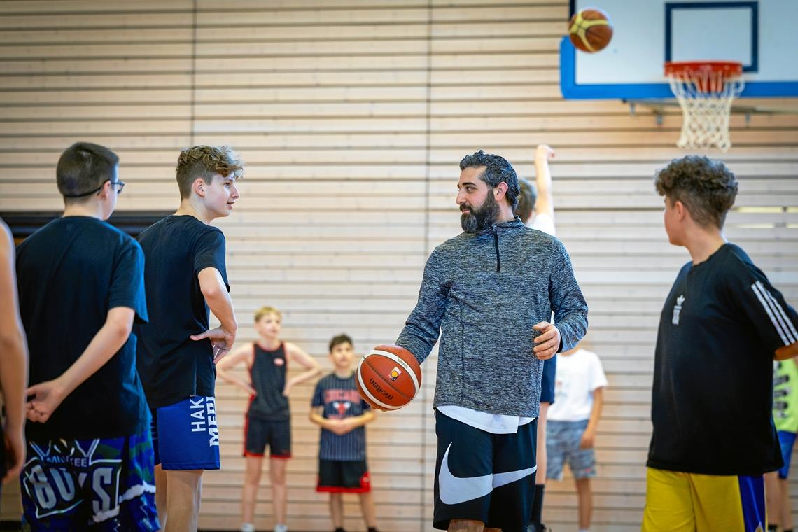 „Ich will ein sehr guter Trainer werden“: Vom Ehrgeiz von Muhannad Saffour profitieren die jungen TSG-Basketballer. Fotos: Alexander Becher