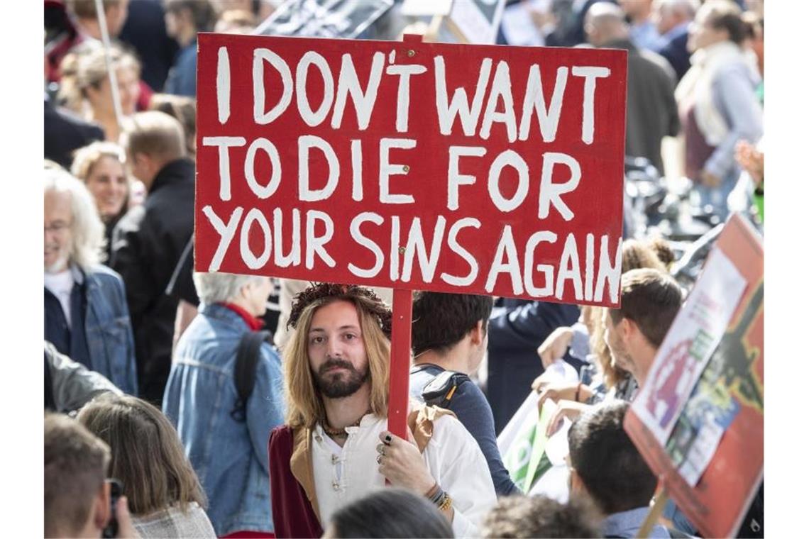 „Ich will nicht noch mal für Eure Sünden sterben“: Ein Demonstrant in Jesus-Verkleidung macht in Frankfurt am Main eine Ansage. Foto: Boris Roessler/dpa