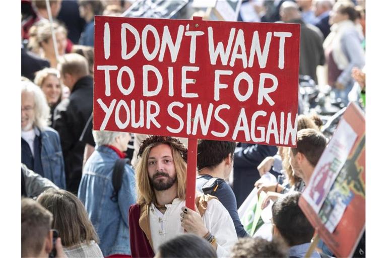 „Ich will nicht noch mal für Eure Sünden sterben“: Ein Demonstrant in Jesus-Verkleidung macht in Frankfurt am Main eine Ansage. Foto: Boris Roessler/dpa