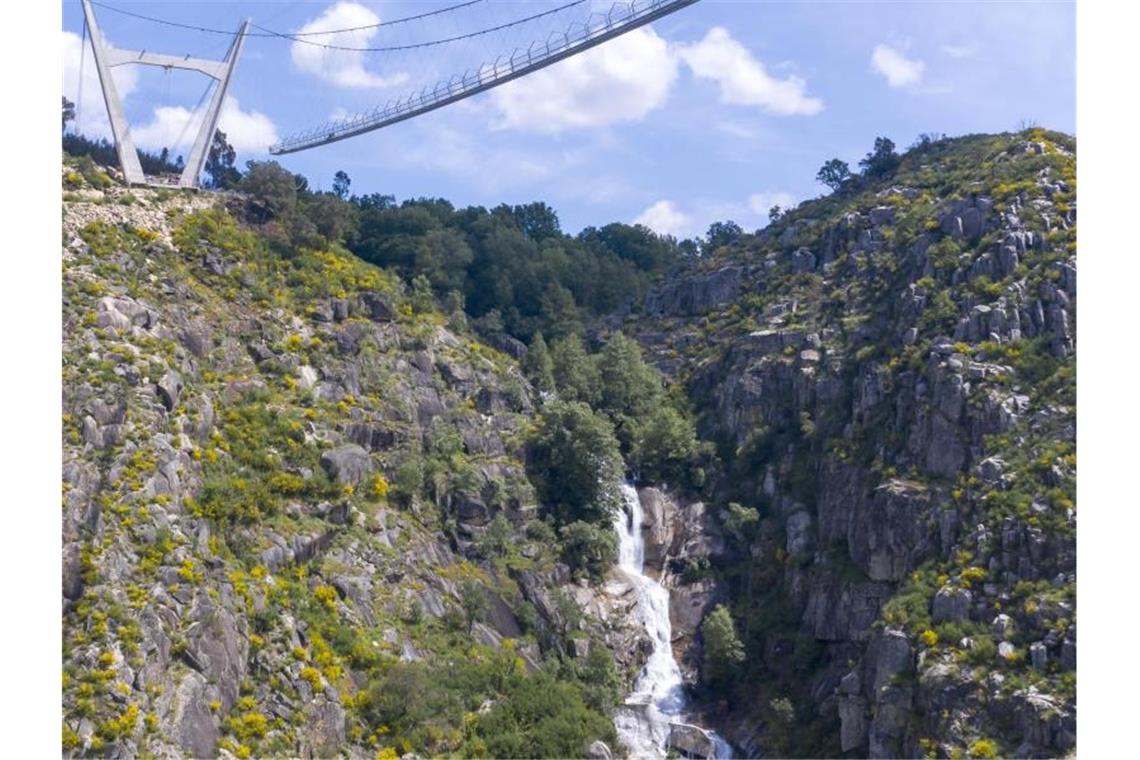 Portugal weiht 500 Meter lange Fußgänger-Hängebrücke ein „Ich zittere noch, ich spüre, wie meine Beine zittern“, berichtete eine Einwohnerin Aroucas nach ihrem Gang über die Brücke einem TV-Sender. Foto: Stadtverwaltung Arouca/dpa