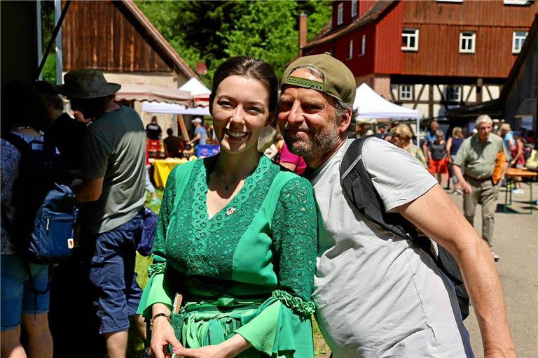 Ida Nerrlich ist beim Mühlentag eine gefragte Schwäbische Waldfee. Etliche Gäste möchten ein Selfie mit ihr machen. Foto: Alexandra Palmizi