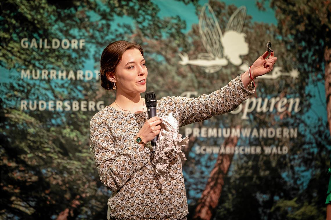 Ida Nerrlich überzeugte die Jury unter anderem mit ihrem Mitbringsel, einem Stück grünen Waldglases, das ihre Familie auf dem eigenen Grundstück in Fautspach gefunden hat. Es stammt wahrscheinlich aus dem 16. Jahrhundert. Foto: Alexander Becher