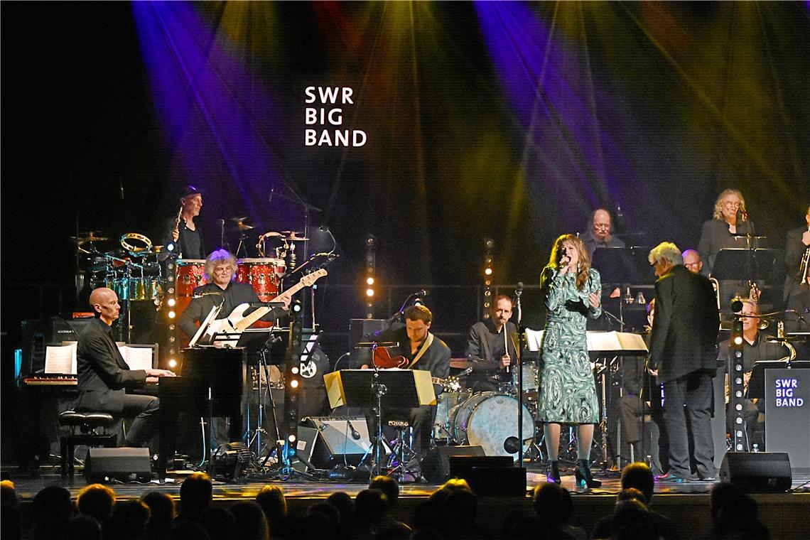 Drei Queens of Soul sorgen im Backnanger Bürgerhaus für Gänsehaut Ida Sand begeisterte mit ihrer Stimme, die sich wie dunkler Samt um die Gehörgänge schmiegt, hervorragend in Szene gesetzt von der SWR Big Band. Foto: Tobias Sellmaier