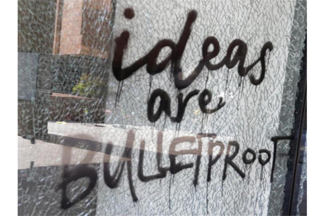 „Ideen sind kugelfest“: Ein Graffiti der Demonstranten an einem zersplitterten Fenster. Foto: Dita Alangkara/AP/dpa