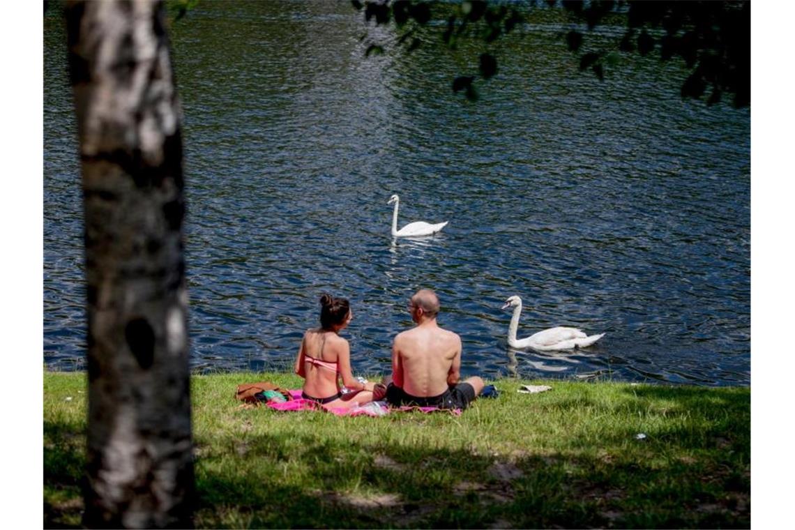 Hitze in Deutschland bringt möglicherweise Temperaturrekord Idylle mitten im hektischen Berlin: Ein Paar entspannt sich in Kreuzberg am Ufer des Landwehrkanals. Foto: Christoph Soeder
