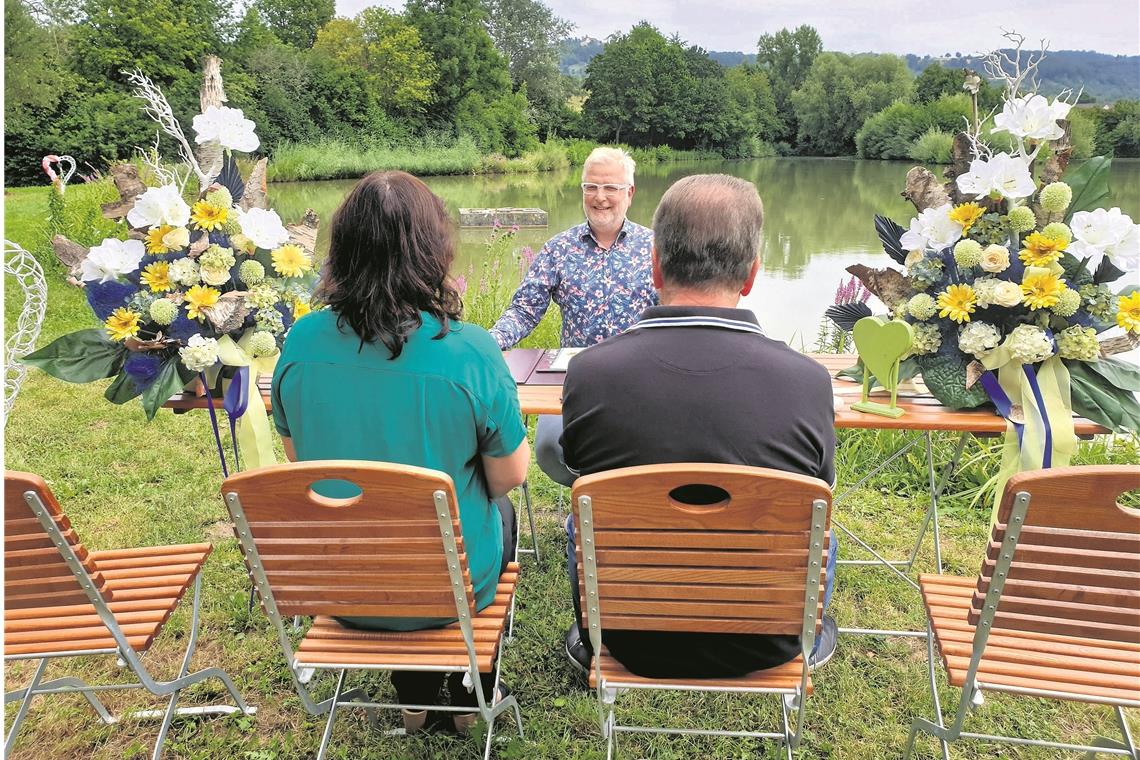 Jawort am See mit Blick aufs Schloss Idylle pur: Standesbeamter Roland Schmidt hat den Brühlsee und das Schloss Ebersberg hinter und das Brautpaar (Szene gestellt) vor sich. Foto: F. Muhl