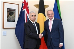 IEA-Chef Fatih Birol (l.) mit Australiens Premier Anthony Albanese. Birol warnt angesichts des Iran-Kriegs vor massiven Turbulenzen auf den Energie- und Rohstoffmärkten (Archivfoto).