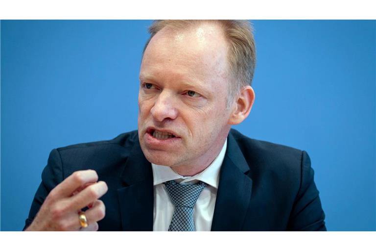 Ifo-Präsident Clemens Fuest hält wenig von einem möglichen Tankrabatt. (Archivbild)
