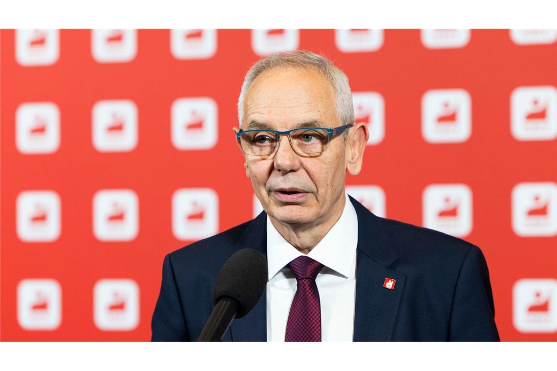 IG-BCE-Chef Michael Vassiliadis warnt vor einem Kahlschlag, etwa in der Chemieindustrie (Archivbild)