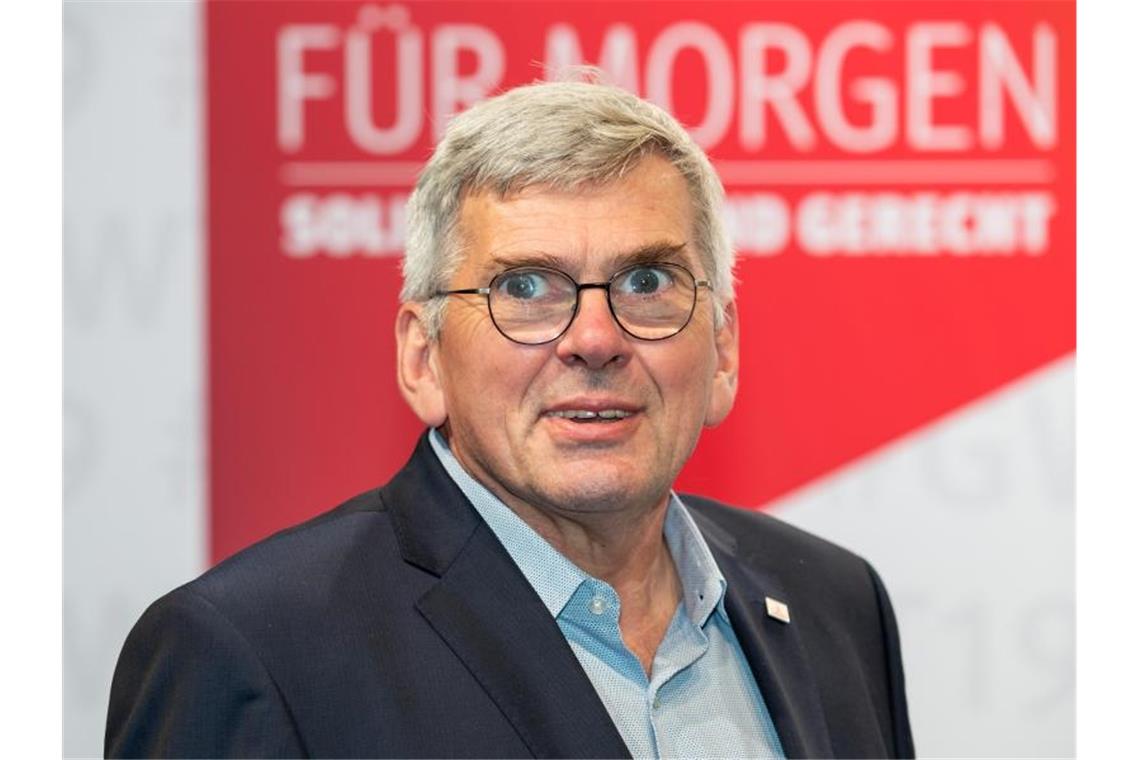 IG Metall konzentriert sich auf Betriebe IG-Metall-Chef Jörg Hofmann: „Wenn wir uns nicht einmischen, werden die Entscheidungen gegen uns getroffen.“. Foto: Daniel Karmann/dpa