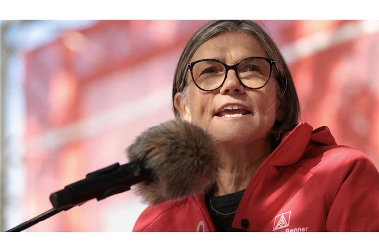 IG-Metall-Chefin Christiane Benner am Montag beim Aktionstag der Gewerkschaft: Angriffe auf die 35-Stunden-Woche wären eine Mobilisierungshilfe in der Tarifrunde meint sie.