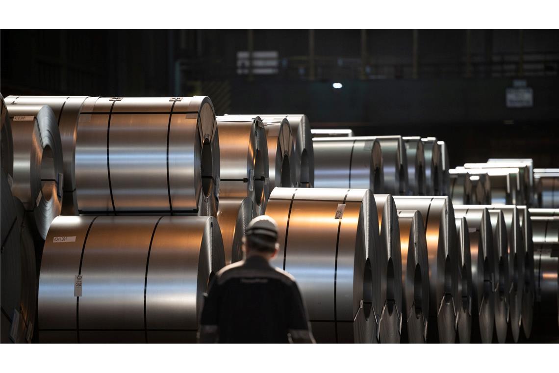 Thyssenkrupp-Stahlarbeiter sollen 8 Prozent weniger bekommen IG Metall und das Management der Thyssenkrupp-Stahlsparte haben sich nach langen Verhandlungen auf einen harten Sparkurs verständigt. (Archivbild)