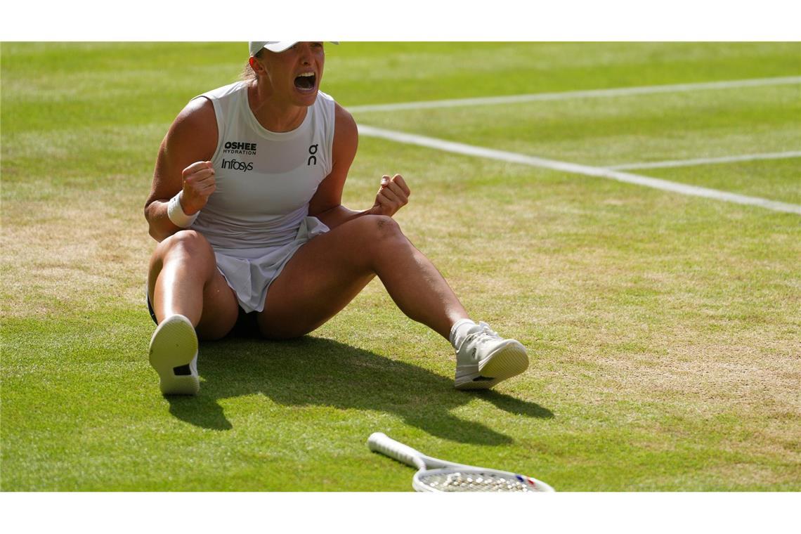 6:0, 6:0: Swiatek mit Tennis-Geschichte bei Wimbledon-Titel Iga Swiatek feiert ihren Titel.