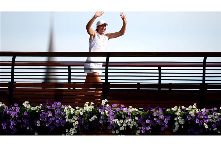 Iga Swiatek lässt sich von den Fans auf einer Brücke vom Centre Court in Wimbledon feiern.