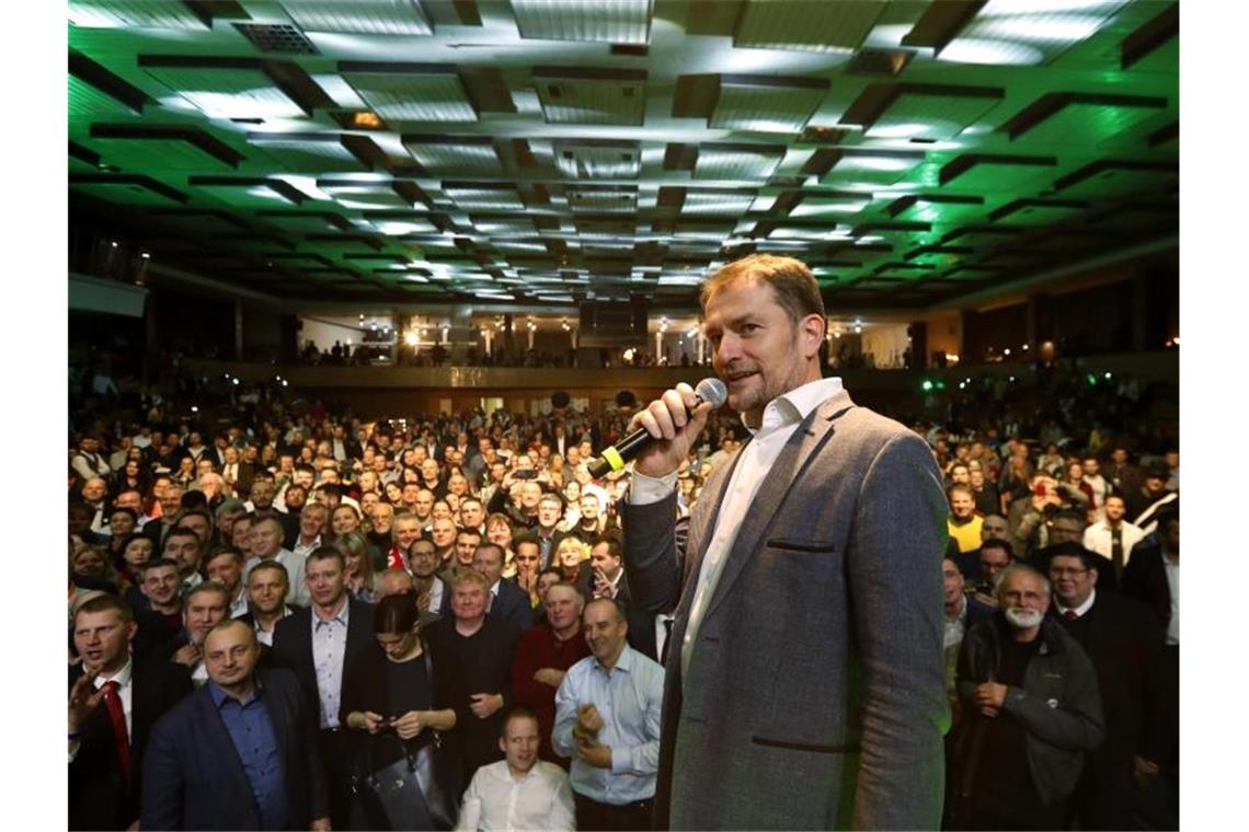 Igor Matovic, Vorsitzender der Protestpartei OLaNO, spricht zu seinen Anhängern. Foto: Petr David Josek/AP/dpa