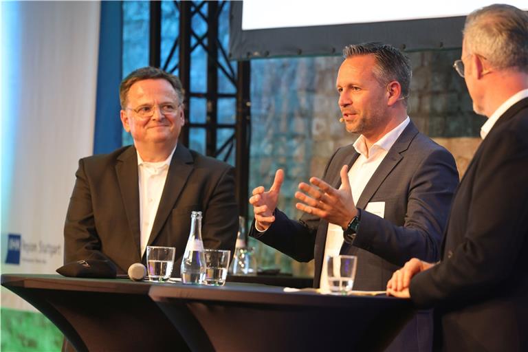 IHK-Bezirkskammerpräsident Claus Paal (links) und Christian Herzog von Baden-Württemberg International diskutieren mit Moderator Michael Antwerpes (rechts) über die Herausforderungen für die Wirtschaft. Foto: IHK Rems-Murr
