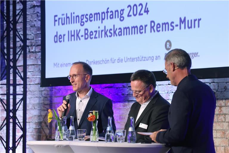 IHK-Geschäftsführer Markus Beier und Präsident Claus Paal stellen sich beim Frühlingsempfang in Fellbach den Fragen von Moderator Michael Antwerpes (von links). Foto: Gabriel Habermann