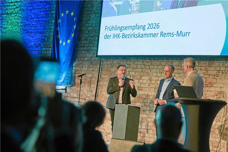 IHK-Präsident Claus Paal (von links) und Geschäftsführer Markus Beier im Gespräch mit Moderator Michael Antwerpes. Fotos: Sofiia Shahaievska