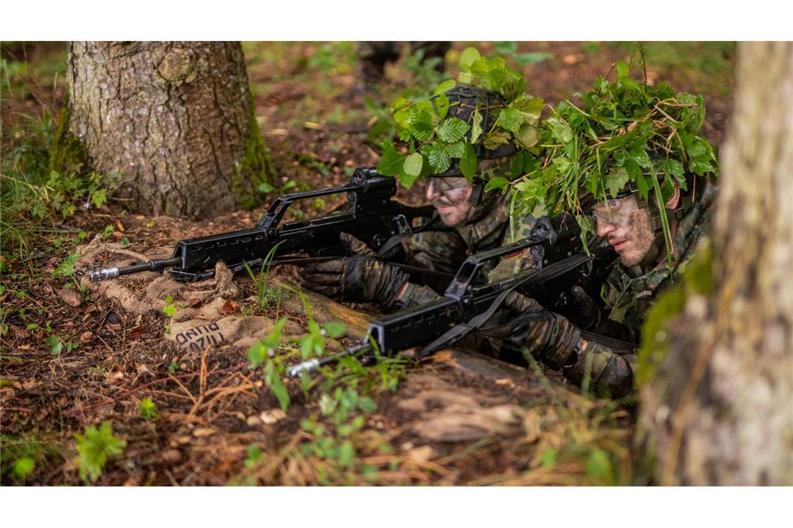 Vom Altenheim zum Reservisten: Ex-Zivis melden sich zum Bund IHK-Präsident und Ex-"Zivi" Henner Pasch will im Ernstfall helfen und hat sich nachträglich zur Bundeswehr gemeldet