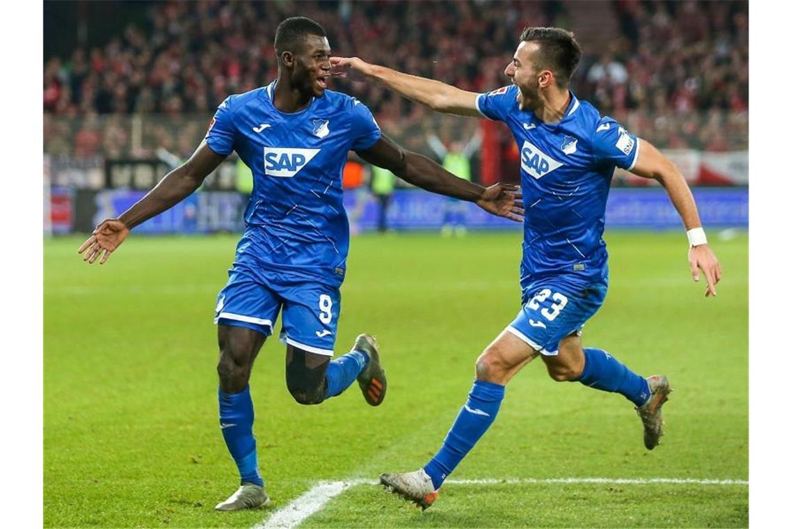 Leipzig vor Herbstmeisterschaft - Werder desolat Ihlas Bebou (l) ebnete mit seinem Tor zum 1:0 den Weg zum Hoffenheimer Sieg bei Aufsteiger Union Berlin. Foto: Andreas Gora/dpa