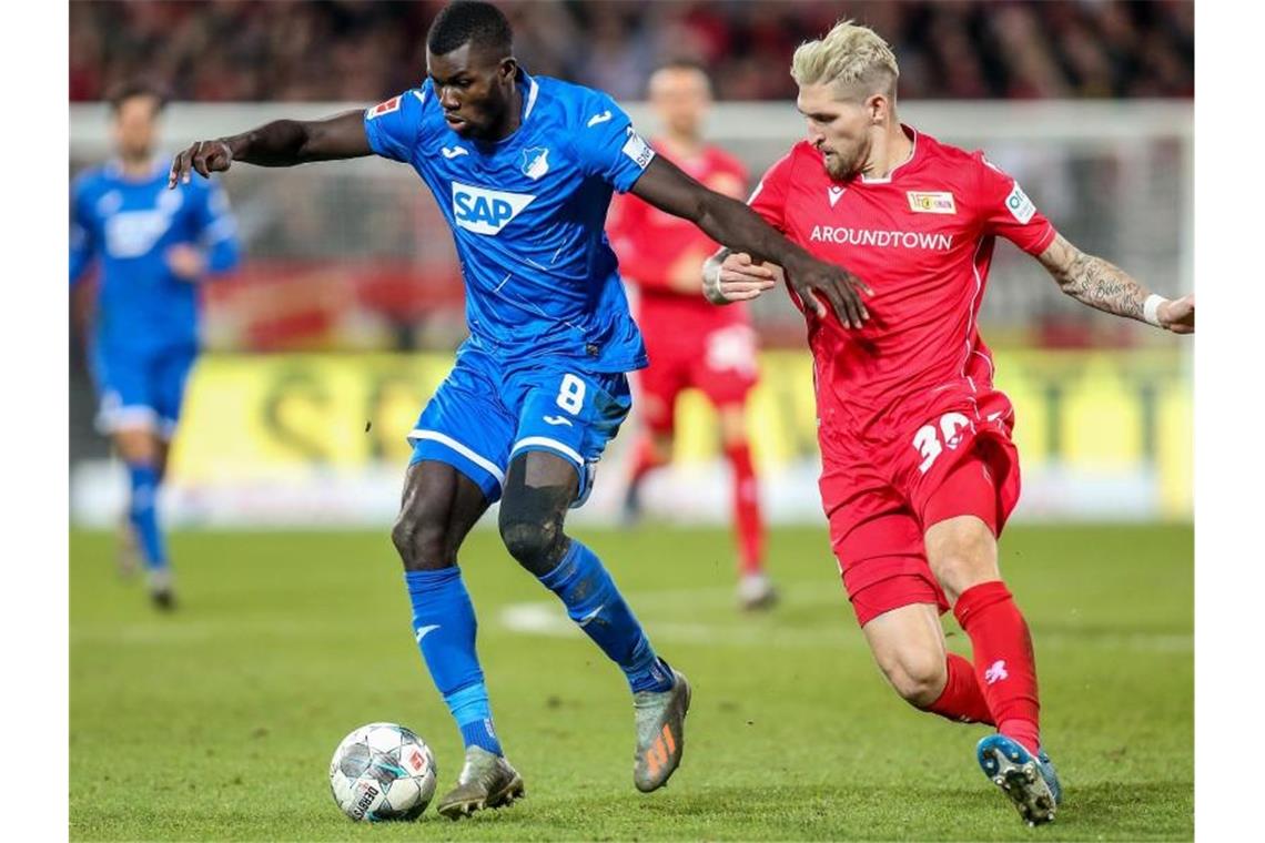 Ihlas Bebou (l) von TSG Hoffenheim kämpft gegen Berlins Robert Andrich um den Ball. Foto: Andreas Gora/dpa