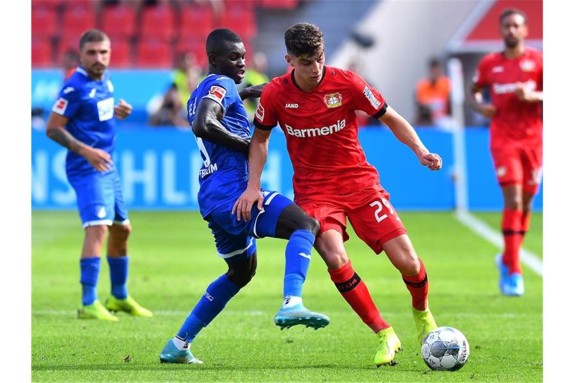 Ihlas Bebou von Hoffenheim und Kai Havertz von Leverkusen (l-r.) im Zweikampf um den Ball. Foto: Revierfoto