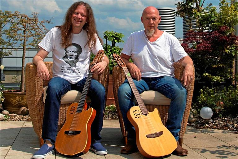 Ihnen kann auf der Gitarre so schnell niemand etwas vormachen: Michael Schad (links) und Frank Steffen Mueller. Foto: Stefanie de Buhr