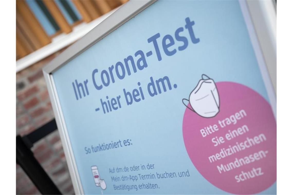 "Ihr Corona-Test - hier bei dm." steht während der Vorstellung von Corona-Schnelltest-Zentren der Drogeriemarktkette dm auf einem Schild. Foto: Sebastian Gollnow/dpa