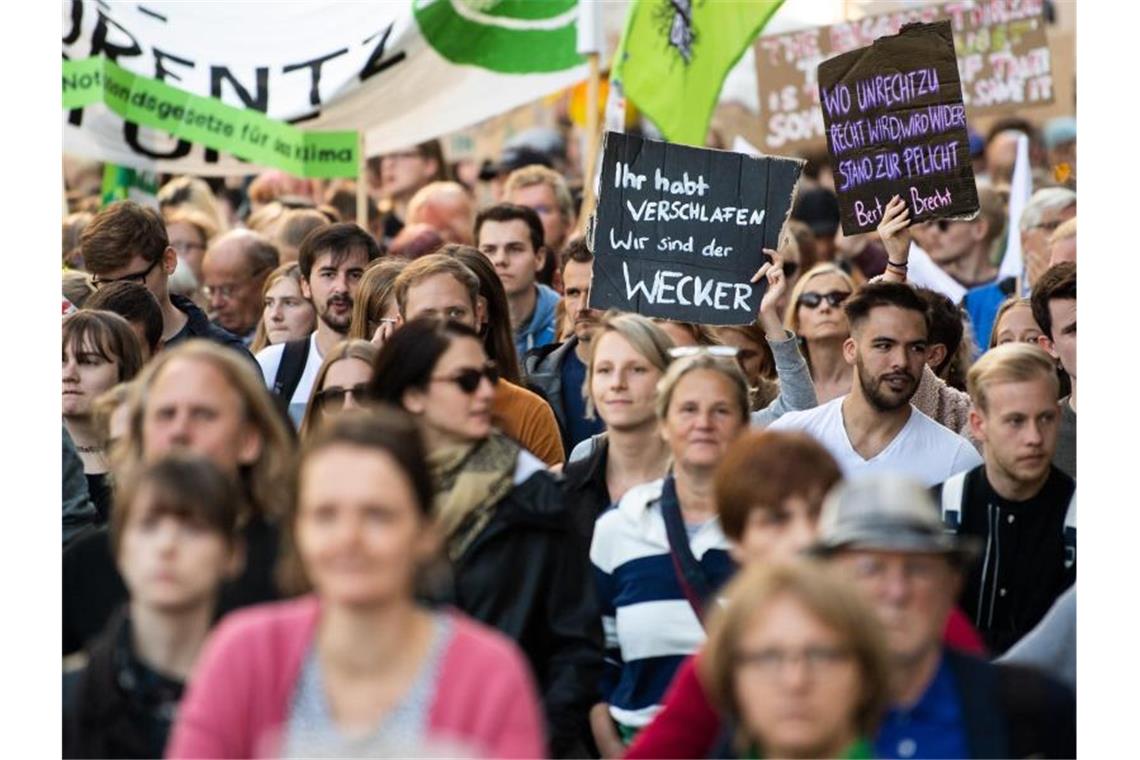 Veranstalter: 270.000 Menschen beim Klimastreik in Berlin „Ihr habt verschlafen - Wir sind der Wecker“: Demonstranten in Düsseldorf. Foto: Federico Gambarini