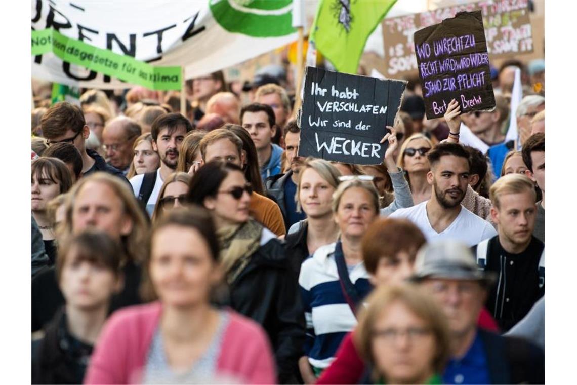 „Ihr habt verschlafen - Wir sind der Wecker“: Demonstranten in Düsseldorf. Foto: Federico Gambarini