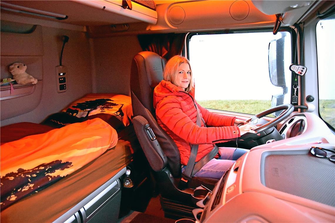 Ihr kleiner Teddy hat alles im Blick: Nicole Instinsky macht der Job als Fernfahrerin viel Spaß. Foto: T. Sellmaier