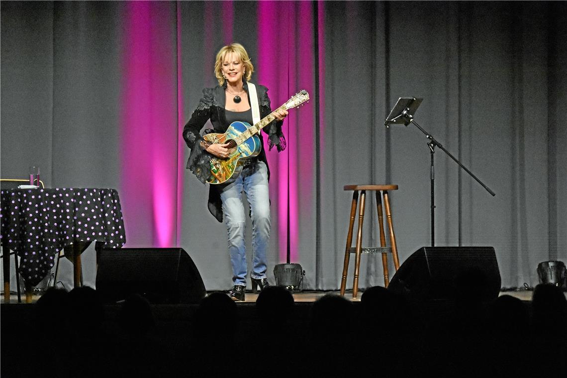 „Sie dürfen auch an falschen Stellen lachen“ Ihr Können an der Gitarre muss bei Lisa Fitz auch mal für Pandemiespott herhalten. Foto: T. Sellmaier