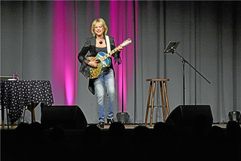 Ihr Können an der Gitarre muss bei Lisa Fitz auch mal für Pandemiespott herhalten. Foto: T. Sellmaier